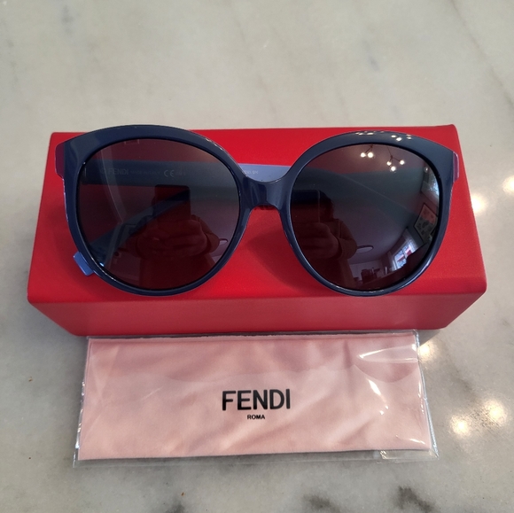 Fendi sunglass - Picture 2 of 5